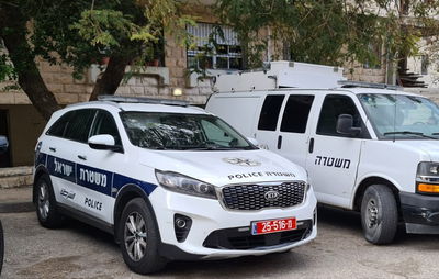 כוחות המשטרה מחוץ לזירה