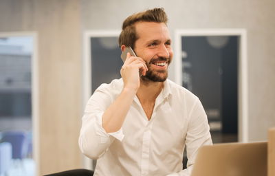 השיניים שלכם עלולות להצהיב גם אם אתם לא שותים קפה