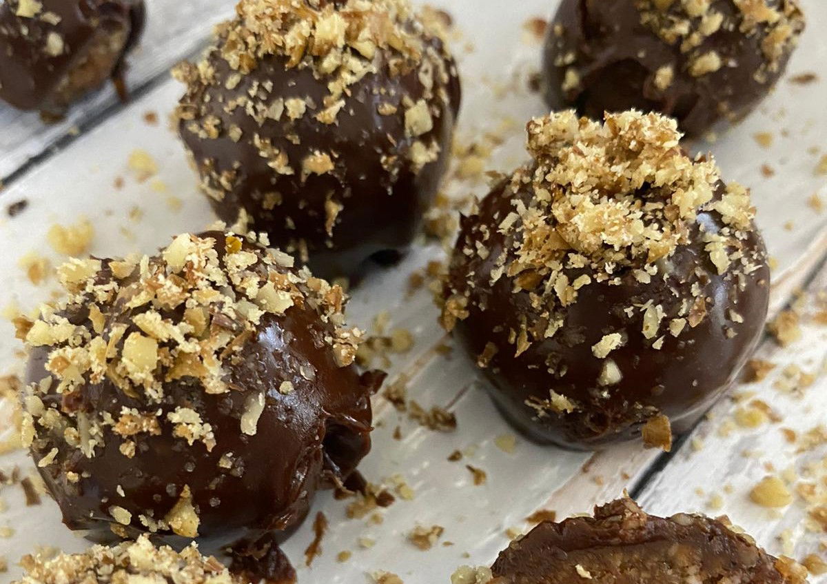 כדורי אגוזים ותמרים מצופים שוקולד