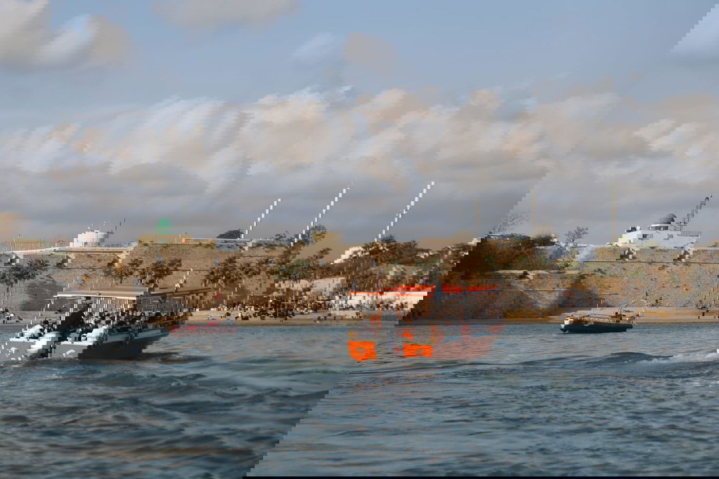 מבלים בחול המועד בעיר העתיקה בעכו; גלריה