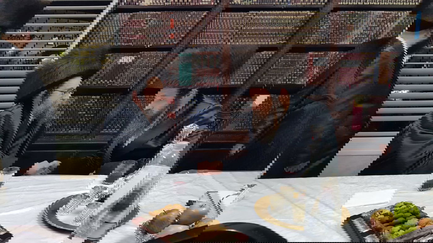 האדמו"רים מפיטסבורג וסקולען-י"ם ב'לחיים'