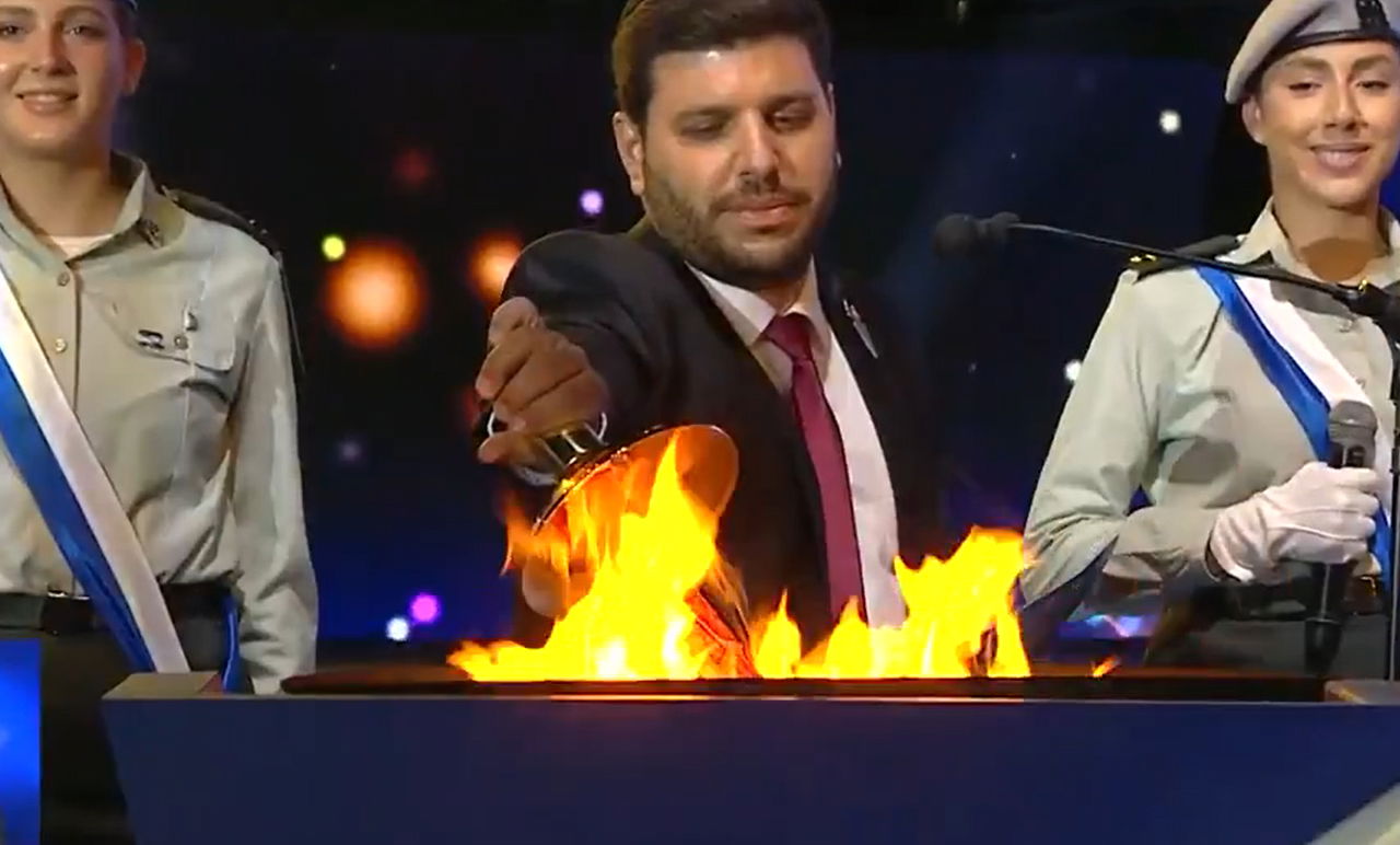 מנכ"ל ידידים, ישראל אלמנסי, מדליק בשנה שעברה