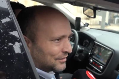 בנט בכניסה לפגישה