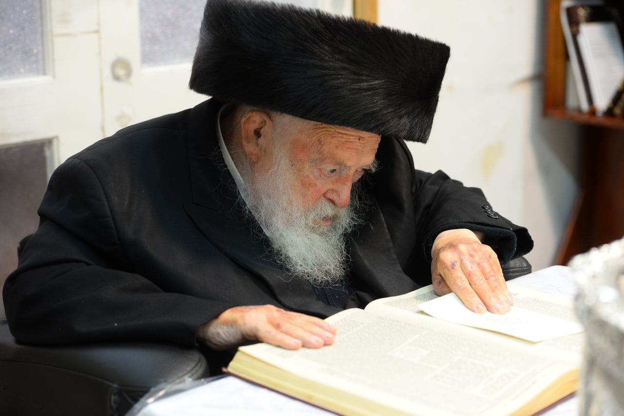 תיעוד: מרן הגר"ח קנייבסקי נפרד מהמצות