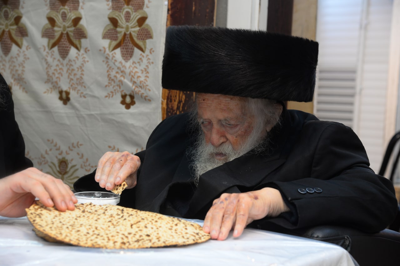 תיעוד: מרן הגר"ח קנייבסקי נפרד מהמצות