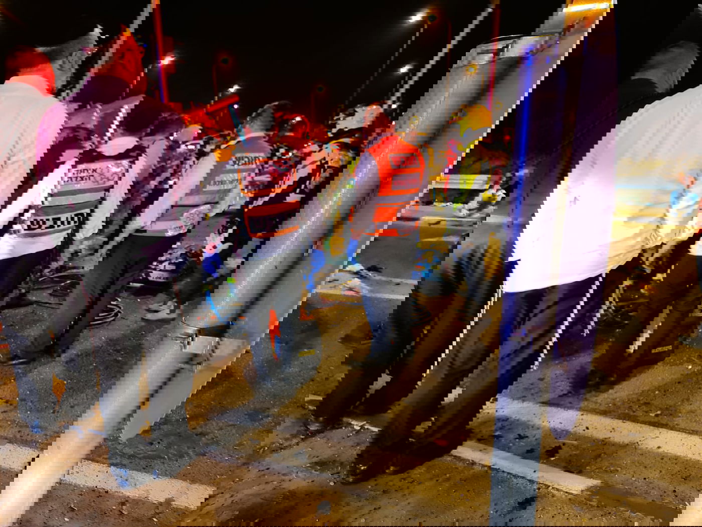 צומת קוממיות: תאונה קשה; שלושה לכודים