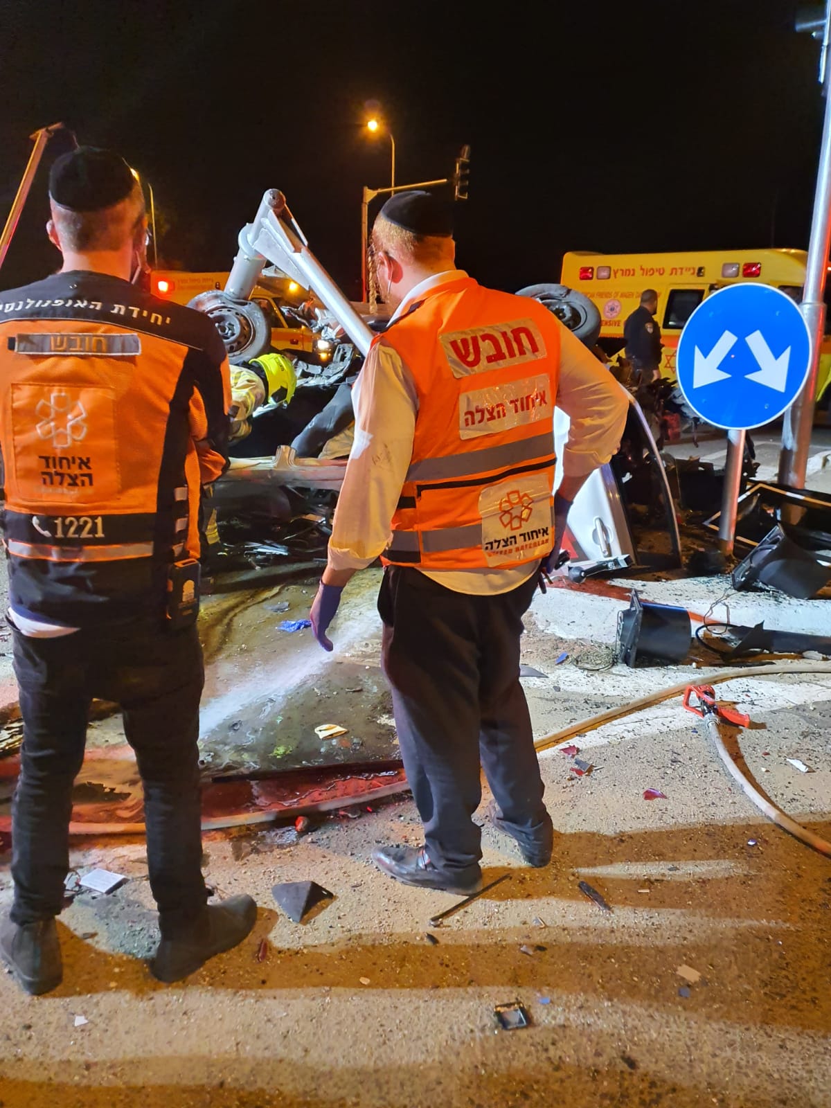 צומת קוממיות: תאונה קשה; שלושה לכודים