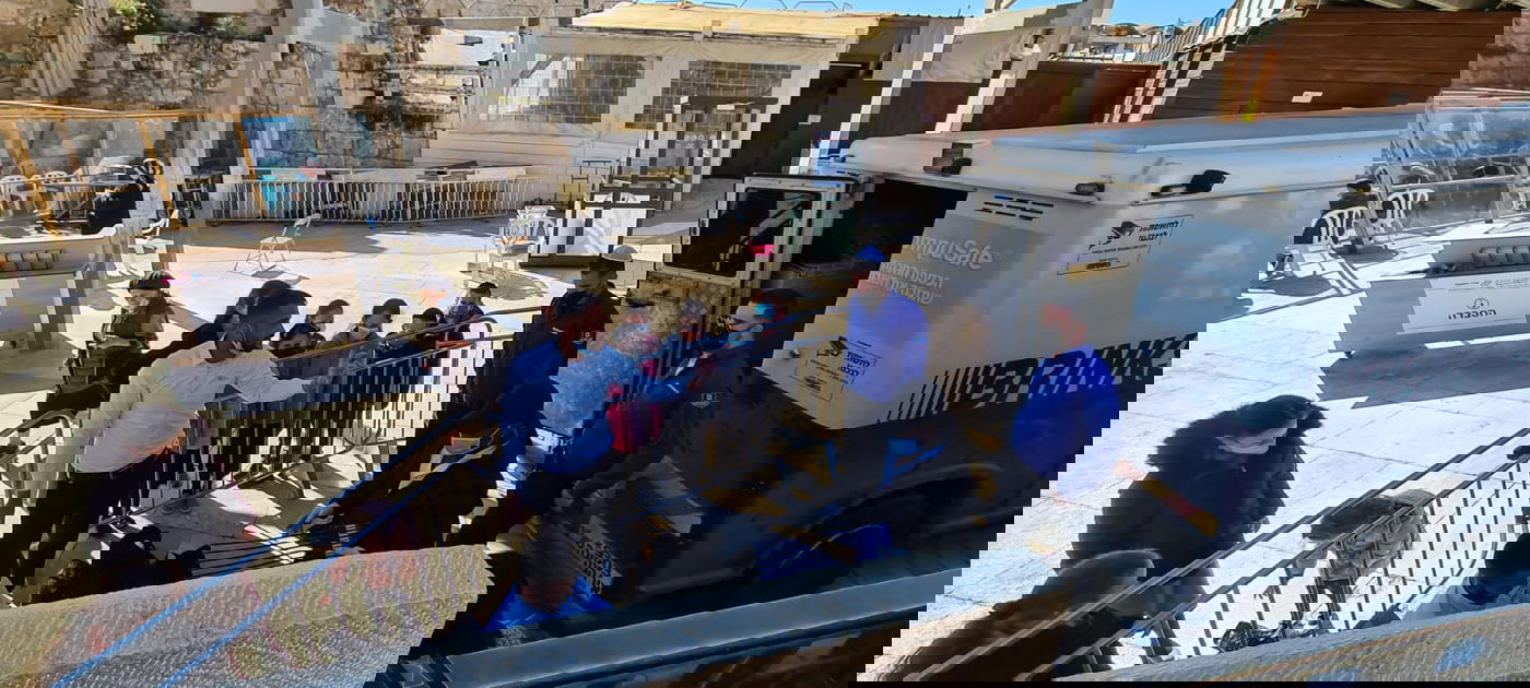 איך מפנים את קופות הצדקה בכותל? • צפו