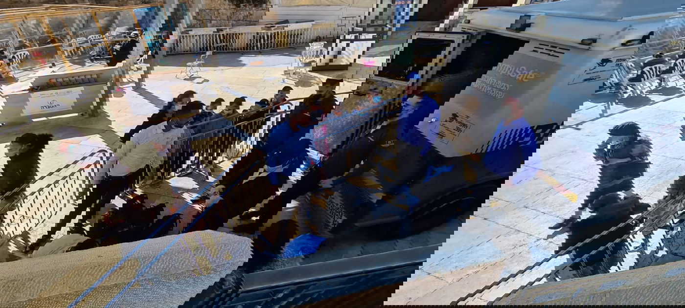 איך מפנים את קופות הצדקה בכותל? • צפו