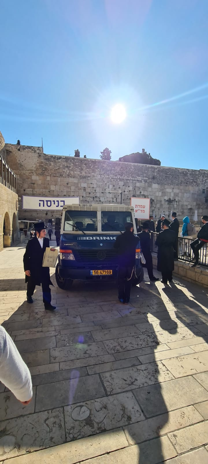 איך מפנים את קופות הצדקה בכותל? • צפו