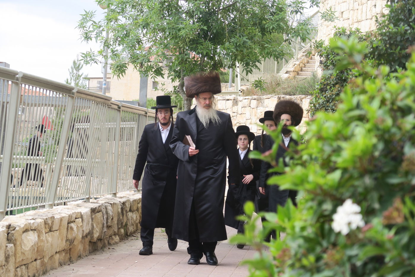 בביתר עילית: הרבי מהארנסטייפל בברכת האילנות