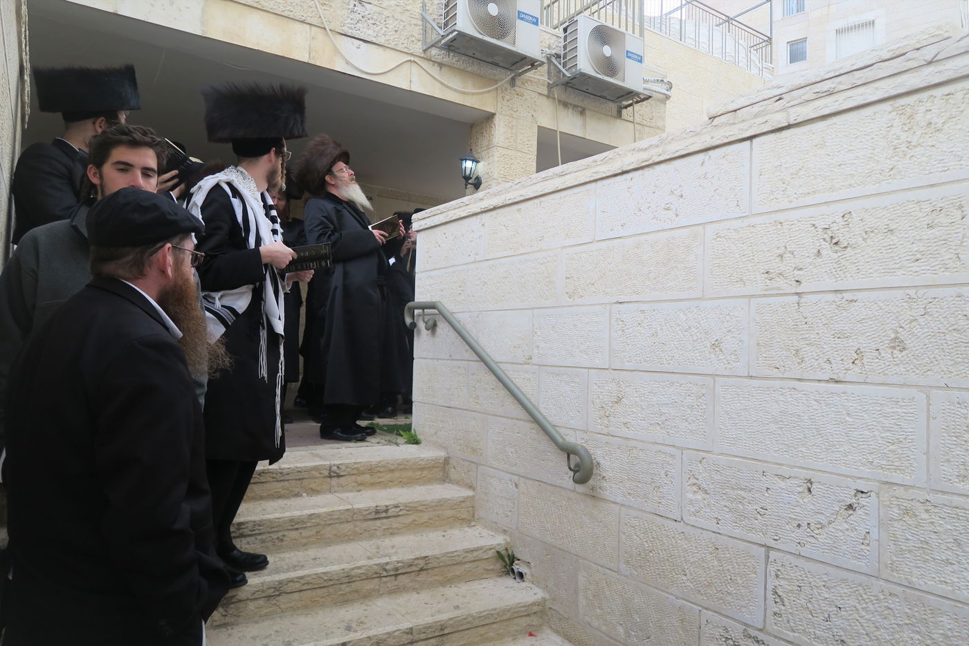 בביתר עילית: הרבי מהארנסטייפל בברכת האילנות