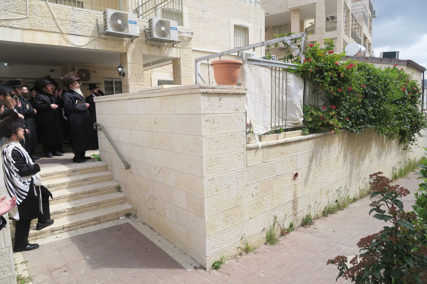 בביתר עילית: הרבי מהארנסטייפל בברכת האילנות