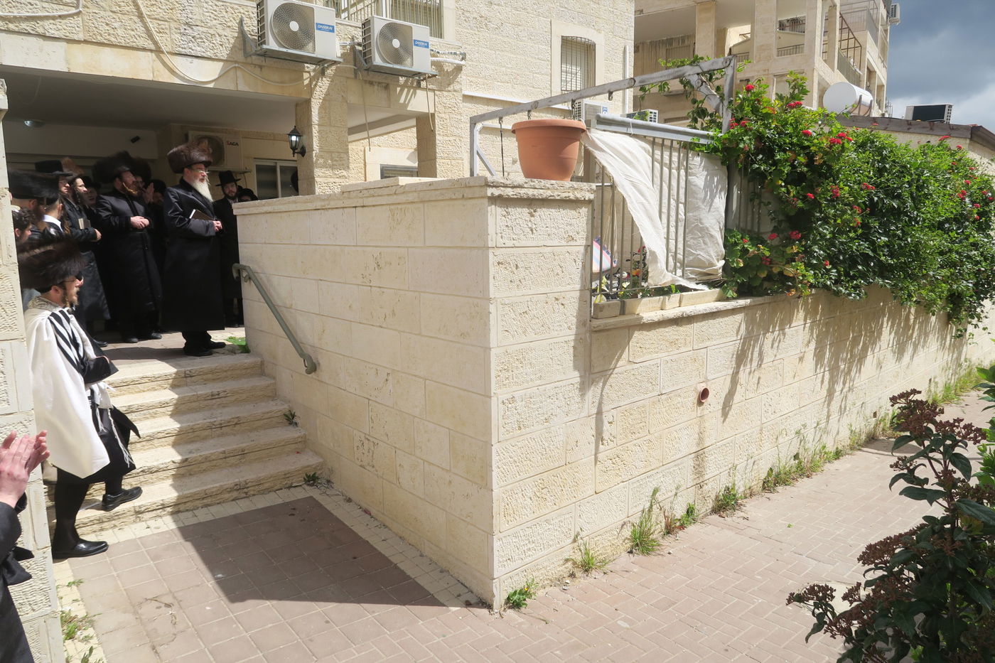 בביתר עילית: הרבי מהארנסטייפל בברכת האילנות