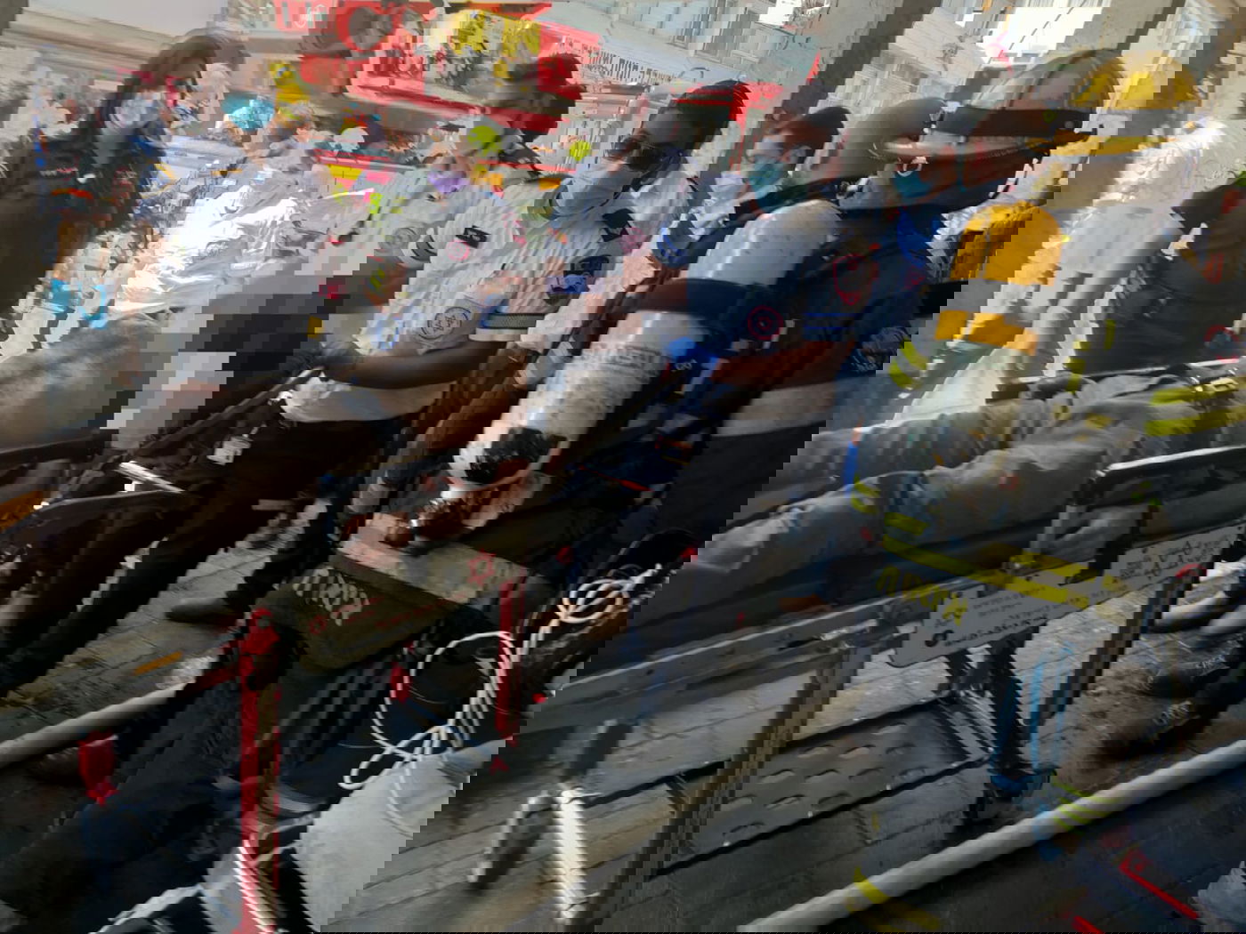 תיעוד דרמטי: האש פרצה, הדיירים איבדו הכרה