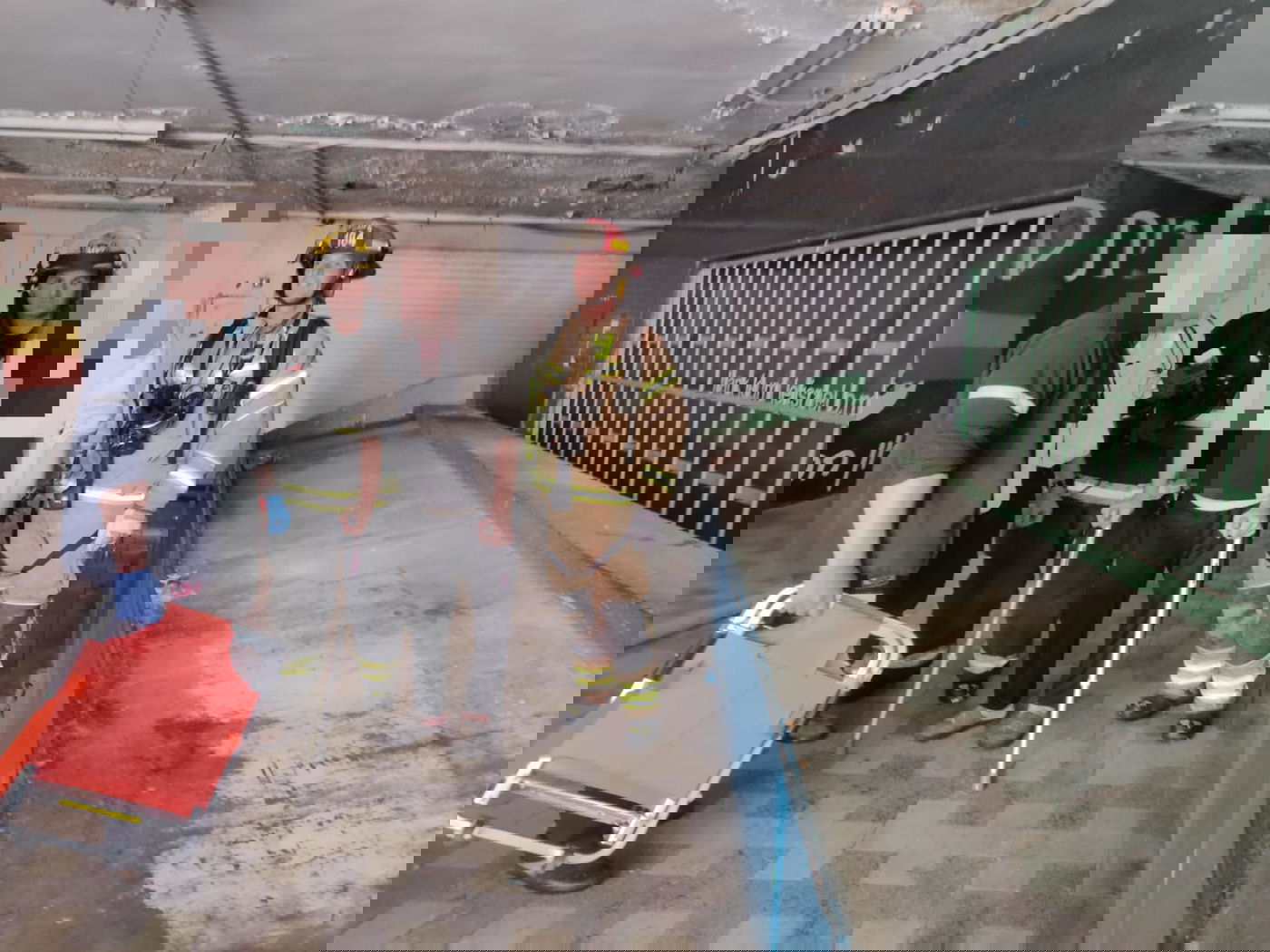 תיעוד דרמטי: האש פרצה, הדיירים איבדו הכרה