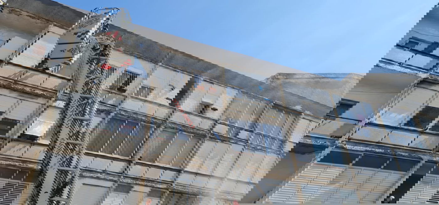 תיעוד דרמטי: האש פרצה, הדיירים איבדו הכרה