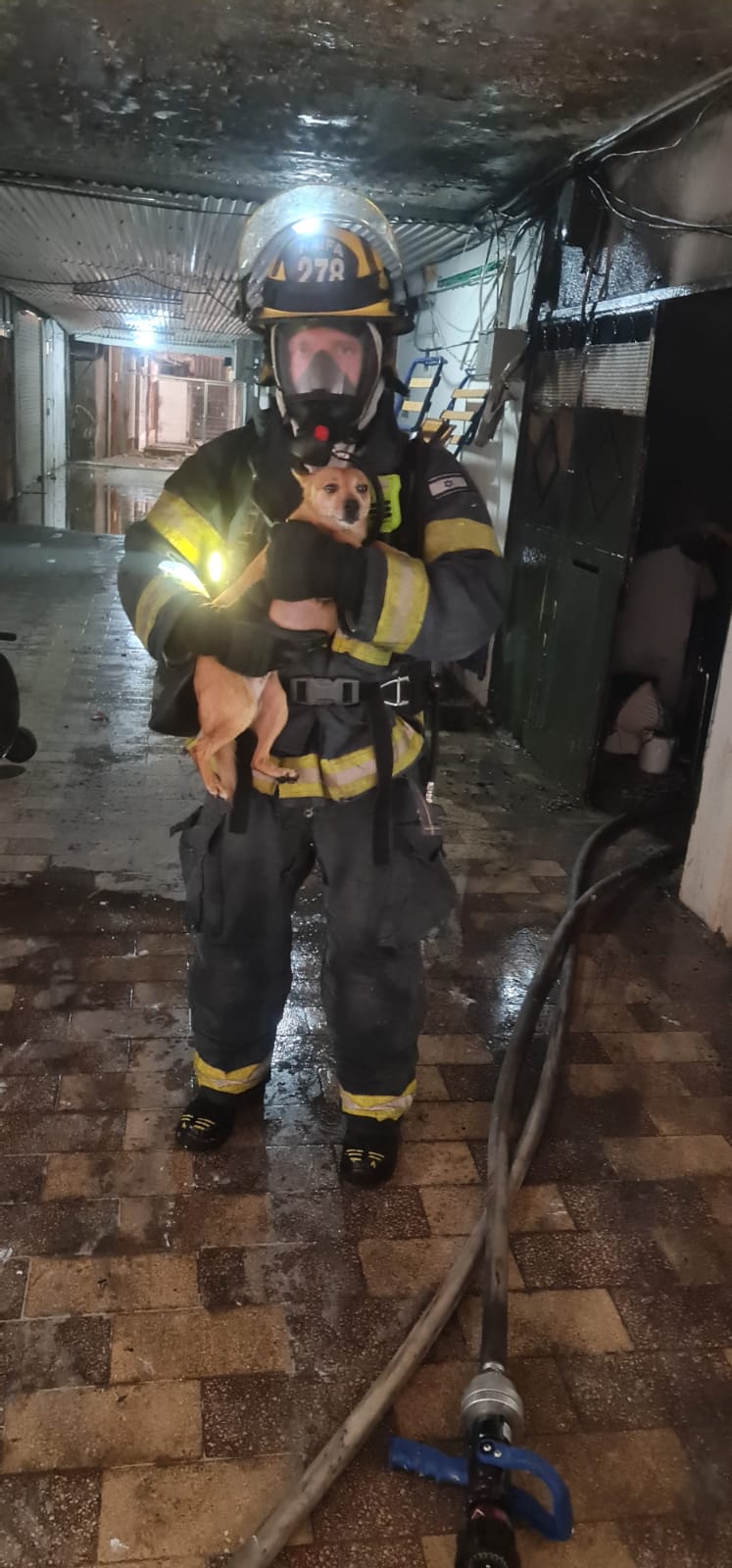 תיעוד דרמטי: האש פרצה, הדיירים איבדו הכרה