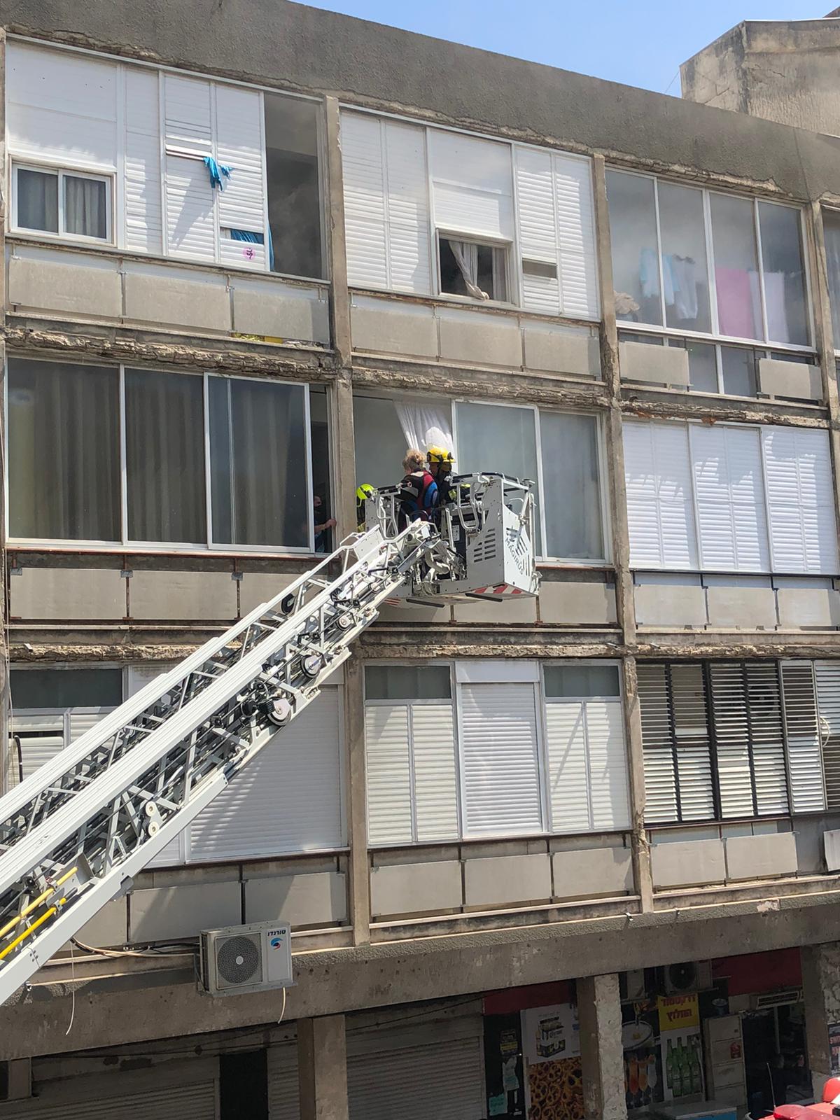 תיעוד דרמטי: האש פרצה, הדיירים איבדו הכרה