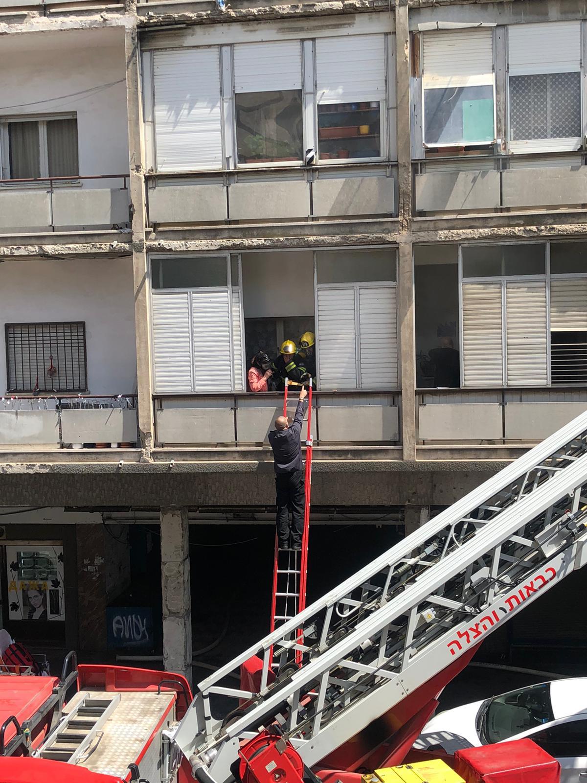 תיעוד דרמטי: האש פרצה, הדיירים איבדו הכרה