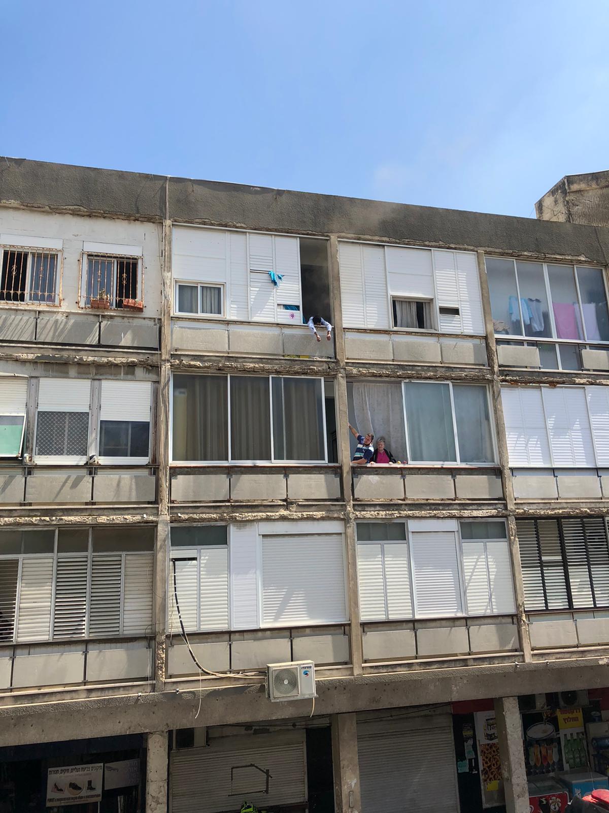 תיעוד דרמטי: האש פרצה, הדיירים איבדו הכרה