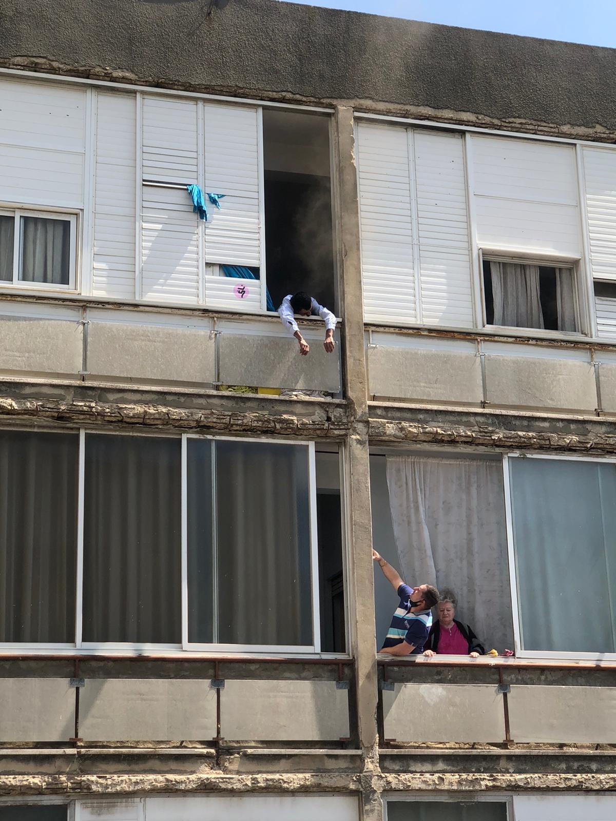 תיעוד דרמטי: האש פרצה, הדיירים איבדו הכרה