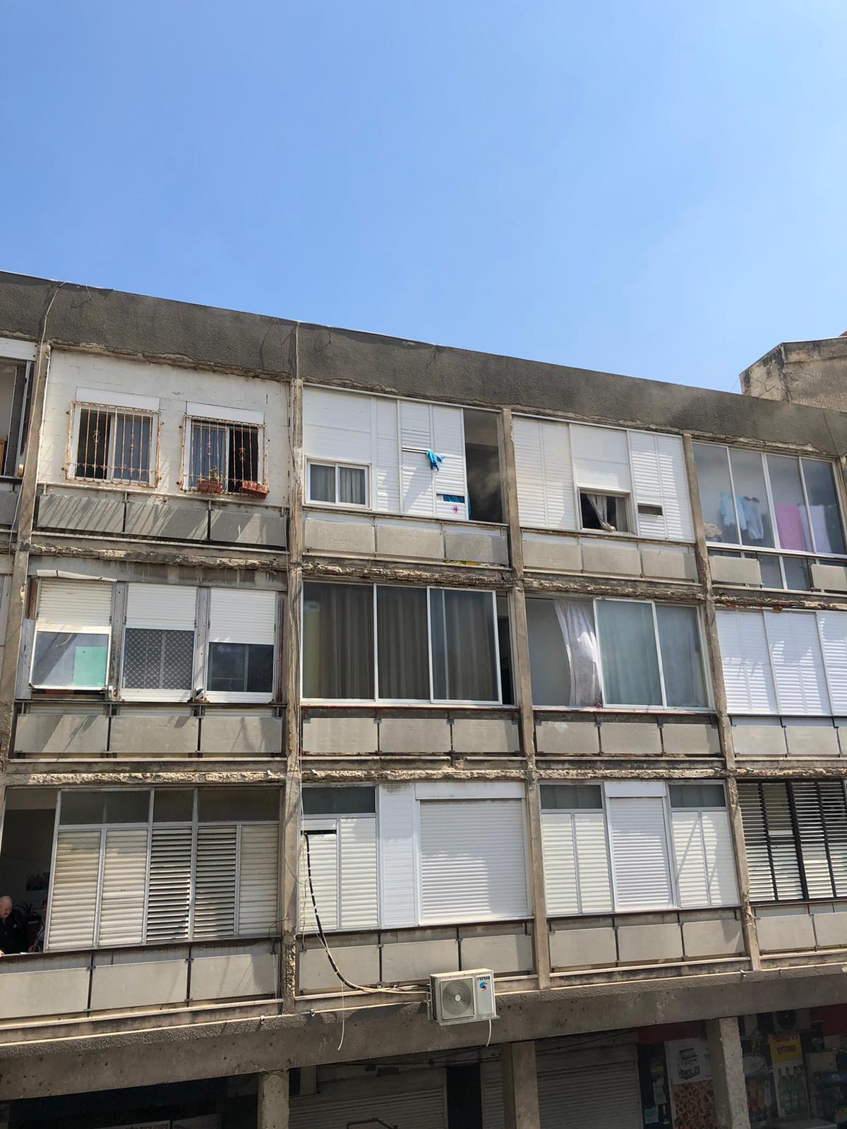 תיעוד דרמטי: האש פרצה, הדיירים איבדו הכרה