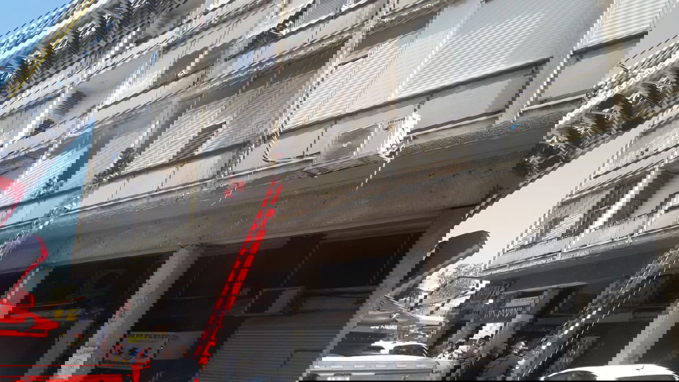 תיעוד דרמטי: האש פרצה, הדיירים איבדו הכרה