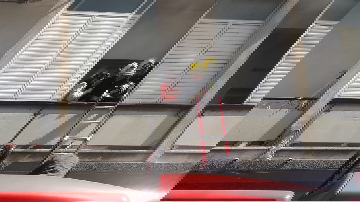 תיעוד דרמטי: האש פרצה, הדיירים איבדו הכרה