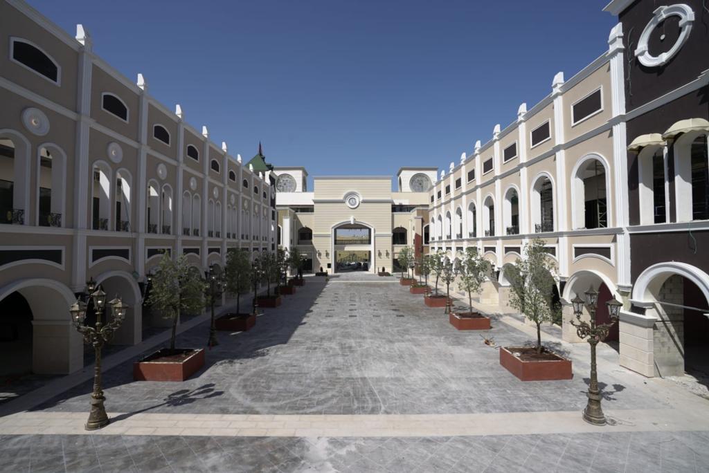 אווירה של אופנה עם מספר מצומצם של חנויות אקססוריז וקוסמטיקה