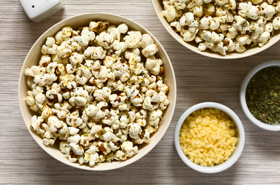 מתכון לפופקורן שום ופרמזן - כי אתם חייבים משהו לנשנש