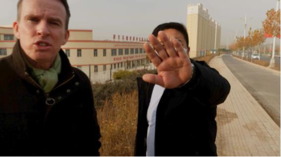 כתב BBC מנסה להכנס למחנה ללא הצלחה