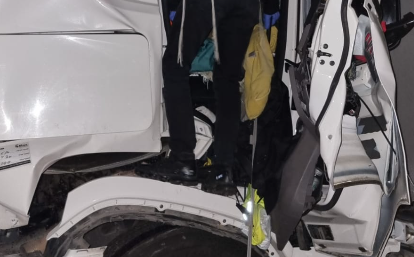 בלילה: תאונה בין מספר משאיות לרכב פרטי