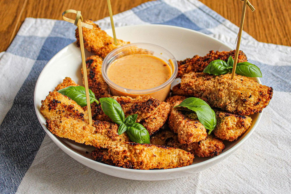 אצבעות עוף בציפוי טרופי עם רוטב מנגו לטבילה