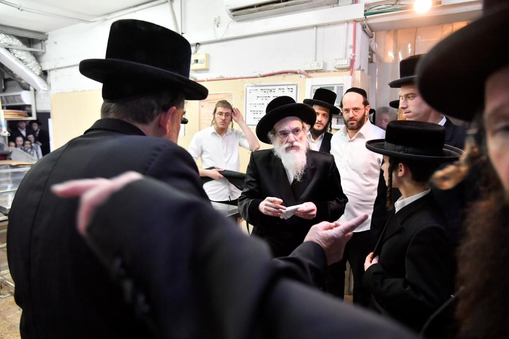 תיעוד: האדמו"ר מויז'ניץ באפיית מצות