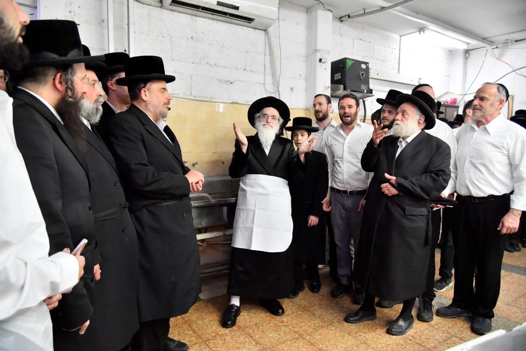 תיעוד: האדמו"ר מויז'ניץ באפיית מצות