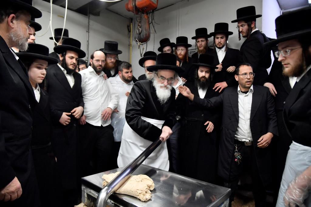 תיעוד: האדמו"ר מויז'ניץ באפיית מצות