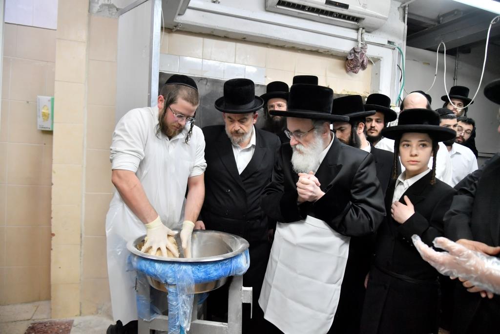 תיעוד: האדמו"ר מויז'ניץ באפיית מצות