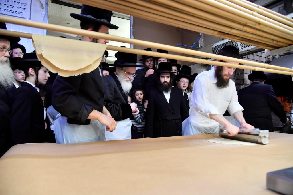 תיעוד: האדמו"ר מויז'ניץ באפיית מצות