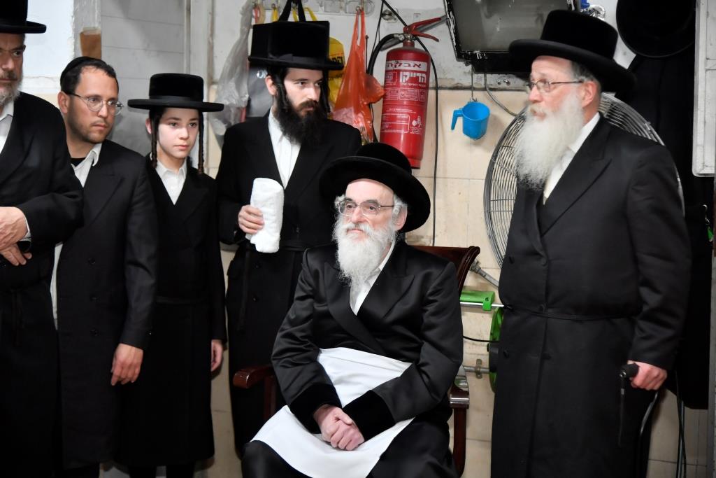 תיעוד: האדמו"ר מויז'ניץ באפיית מצות