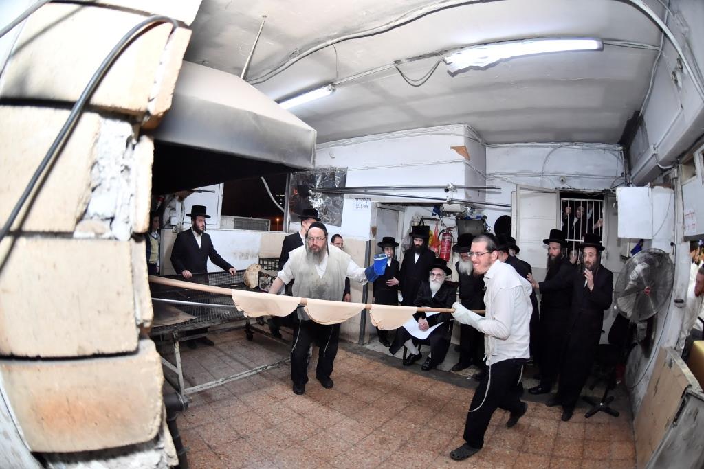 תיעוד: האדמו"ר מויז'ניץ באפיית מצות