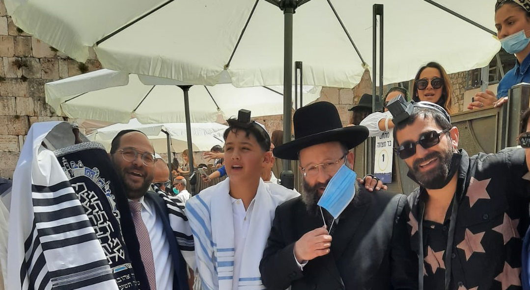 השחקן יהודה לוי חגג בר מצווה לאחיינו בכותל המערבי