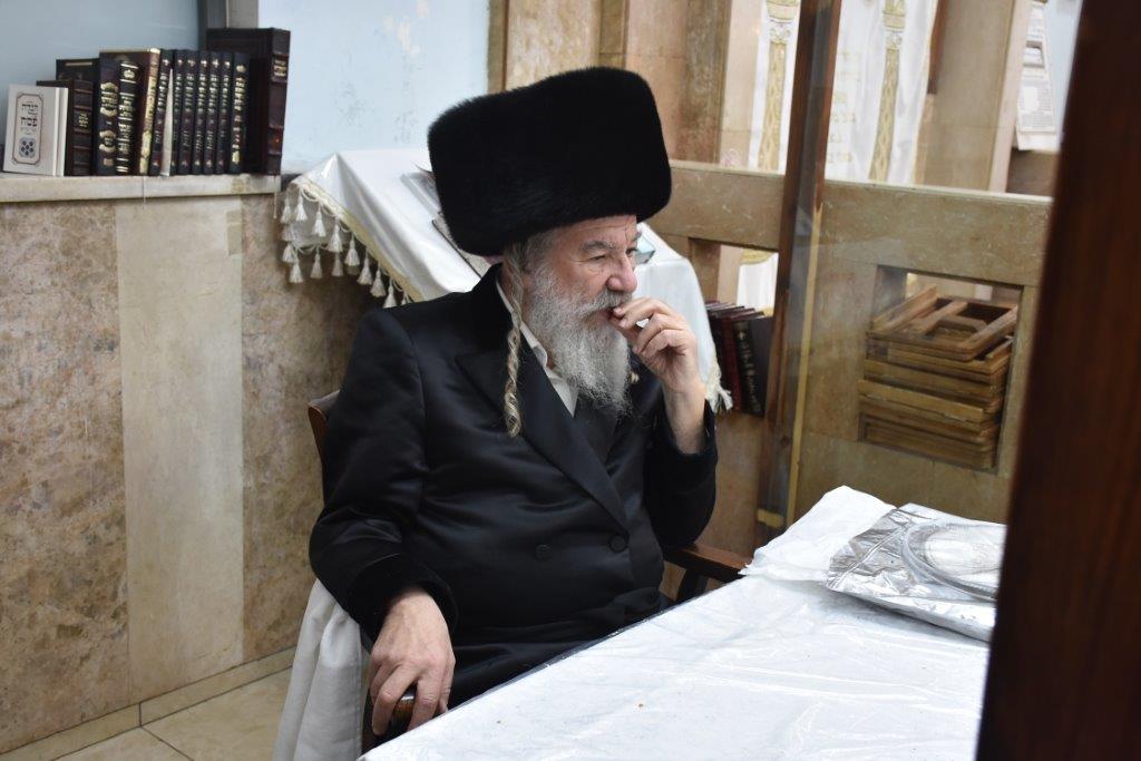 מאחורי שקף: טיש נעילת החג בחצר 'אשלג'