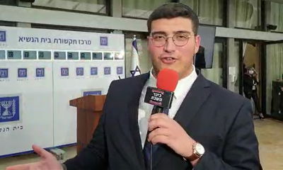 כתבנו הפוליטי רפאל כהן, מחוץ למשכן הנשיא