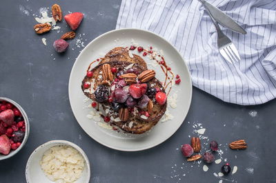 פרנץ' טוסט מצופה בקינמון וסוכר וממולא בשוקולד