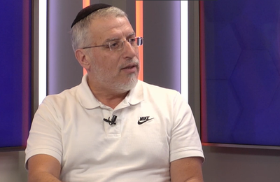 צפו: היוצר מאחורי להיטי הענק בראיון מיוחד