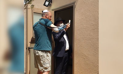 החייל שאיבד יד - קבע מזוזה • תיעוד מרגש