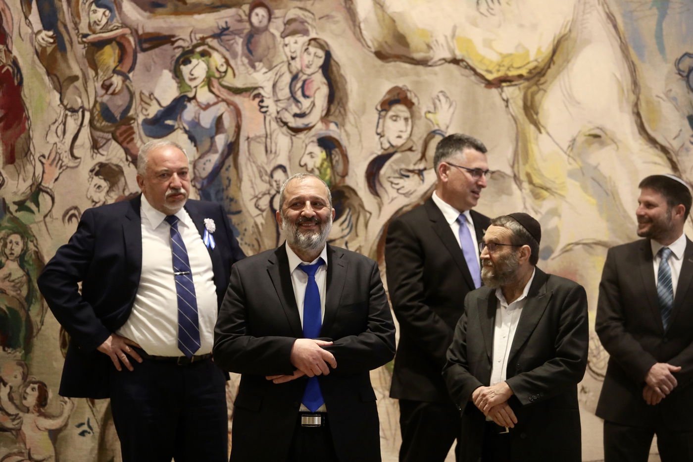 דרעי וגפני בצילום תמונות ראשי המפלגות