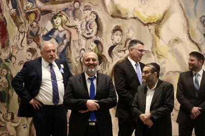 דרעי וגפני בצילום תמונות ראשי המפלגות