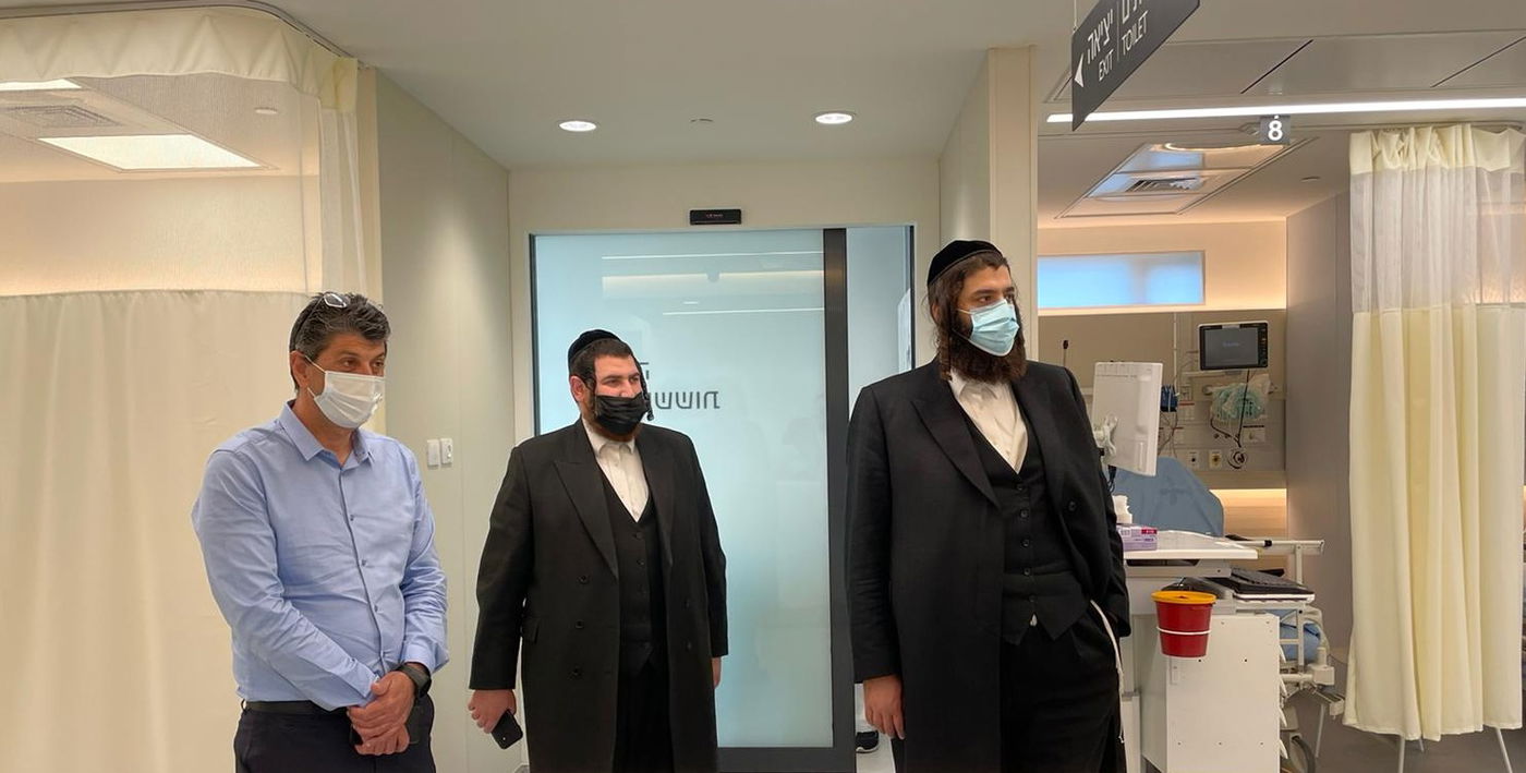 מנכ"ל רשת מדיקה פינו צרויה מקבל את פניו של ר"ע אלעד